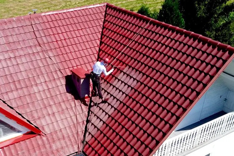 Technik malowania dachu w trakcie prac malarskich