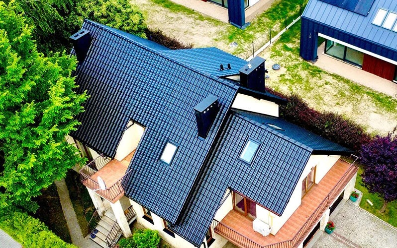 Odnowiony, pomalowany dach rezydencji mieszkalnej