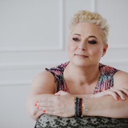 Masz ADHD i czujesz chaos, przeciążenie, tysiąc decyzji naraz domaga się uwagi? Been there. Pracuję w neuroatypowym rytmie, z empatią i czułością na detale, pomagając uporządkować markę i przebrnąć przez trudne początki bez presji i marketingowego hałasu.