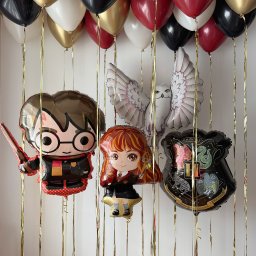 Zestaw „Magia Hogwartu” ⚡️🦉
Przenieś urodziny do świata czarów i magii! 🏰 Ten zestaw to absolutny must-have dla każdego fana Harry Pottera. Czerwień, złoto i kultowi bohaterowie sprawią, że impreza nabierze prawdziwie czarodziejskiego klimatu.