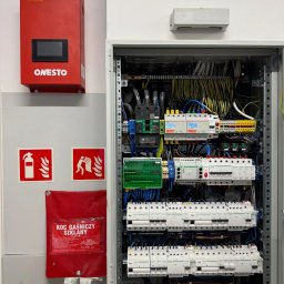 Montaż kompensatorów mocy biernej w kilkunastu drogeriach Rossmann.