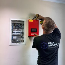 Montaż kompensatora mocy biernej w budynku biurowym.