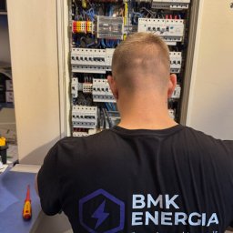 Montaż kompensatora energii biernej w obiekcie handlowym. 