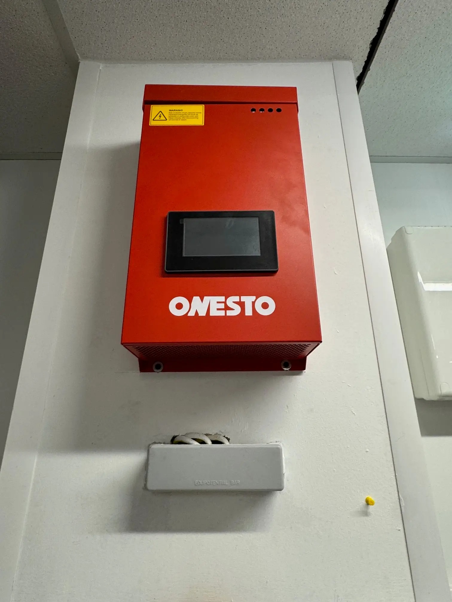 Montaż kompensatorów mocy biernej w kilkunastu drogeriach Rossmann.