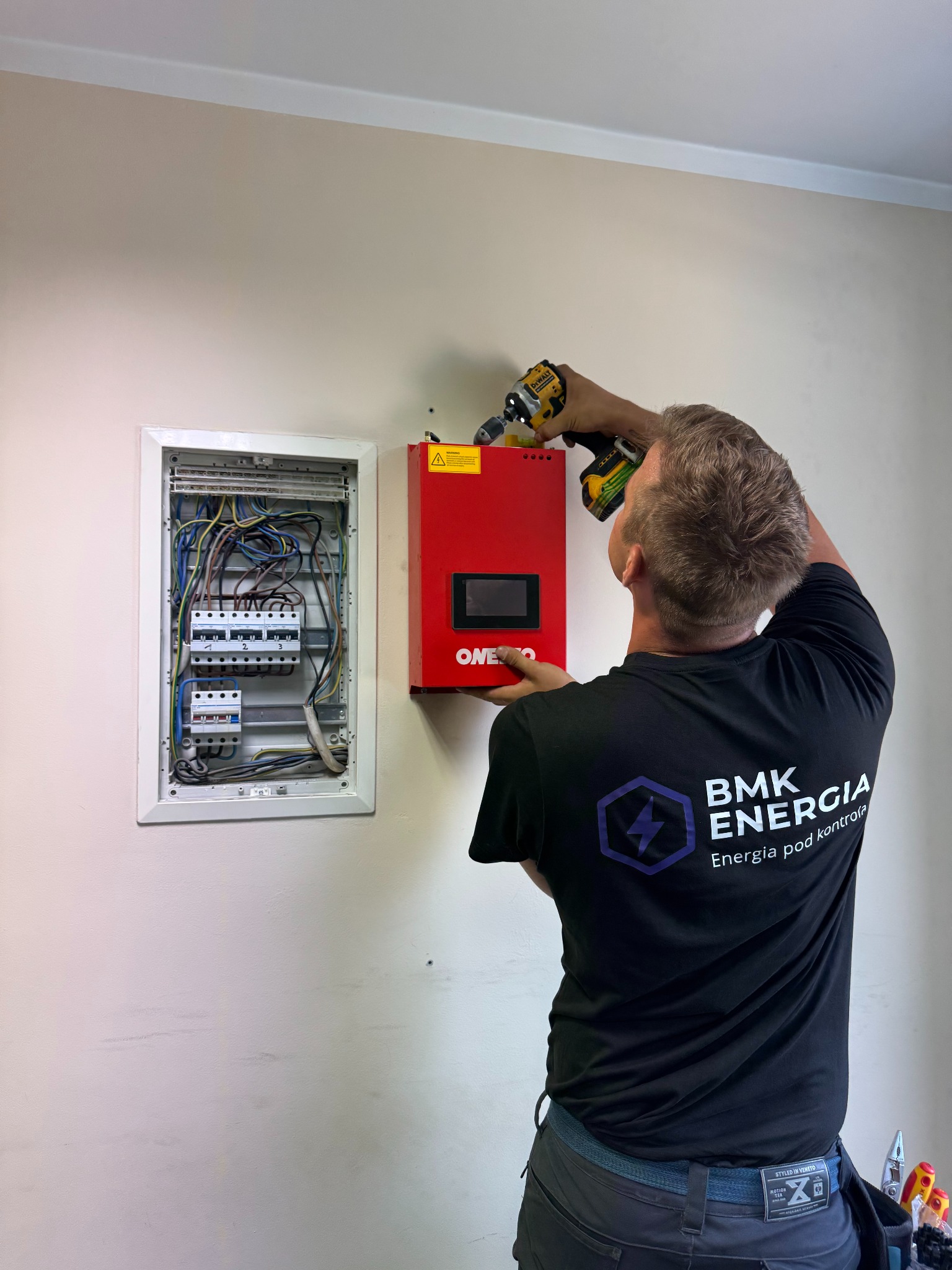 Montaż kompensatora mocy biernej w budynku biurowym.