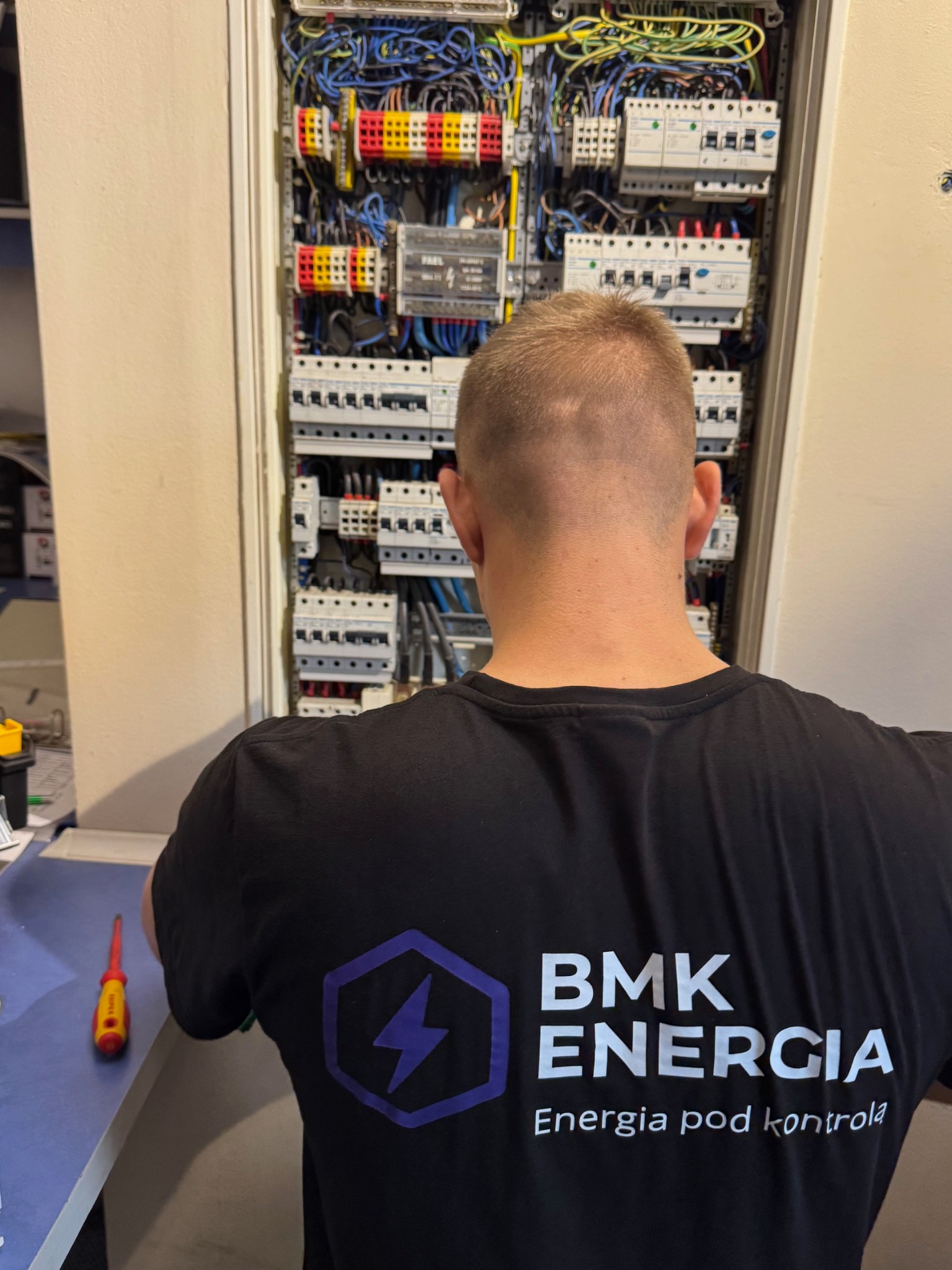 Montaż kompensatora energii biernej w obiekcie handlowym.