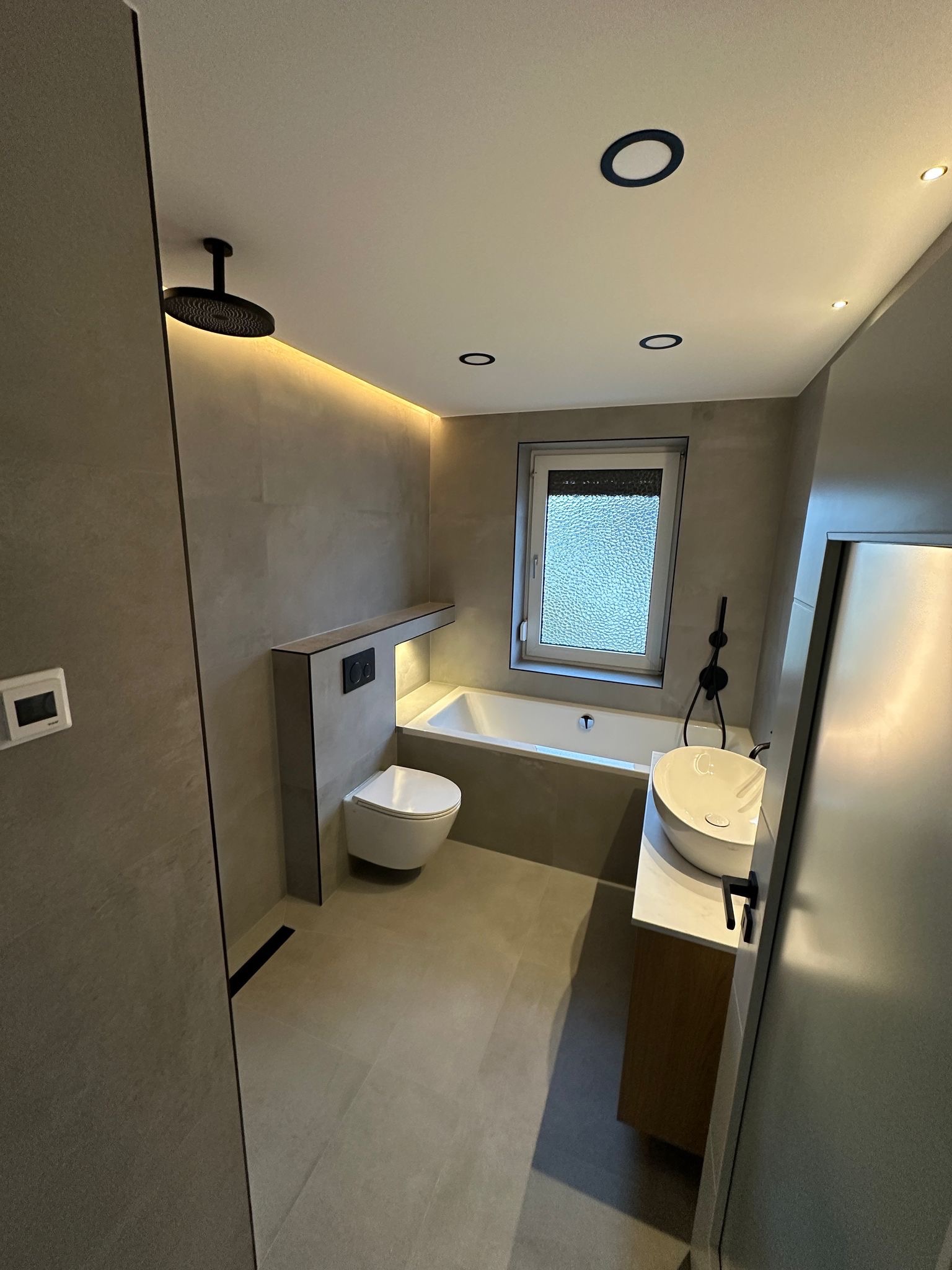 Łazienka 60×60 – układanie płytek