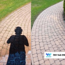 WAHOsoftwash Miękkie Mycie Elewacji - Mycie Kostki Brukowej - Zapraszam Do Galerii Realizacji - Efekt przed i po czyszczenia kostki brukowej. Po lewej stronie zabrudzona kostka, cień osoby. Po prawej czysta kostka, obrzeże z kamieni i trawa. Widoczne logo firmy.
