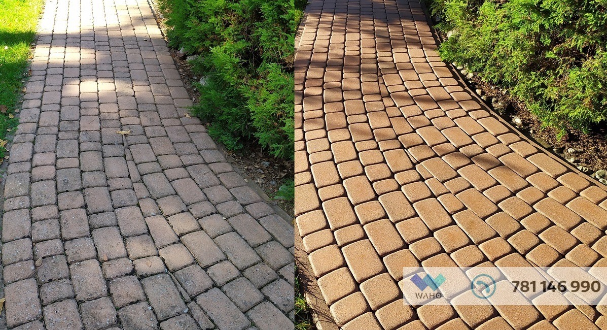 Kostka brukowa przed i po czyszczeniu, z widoczną różnicą w kolorze i czystości. Po lewej stronie kostka jest brudna, po prawej czysta. Obok rosną krzewy.