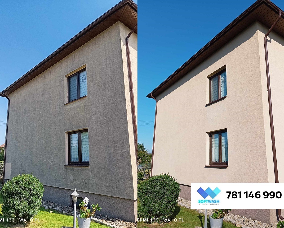 Elewacja domu przed i po czyszczeniu, widoczne różnice w kolorze i czystości. Po prawej stronie logo firmy Softwash z numerem telefonu.