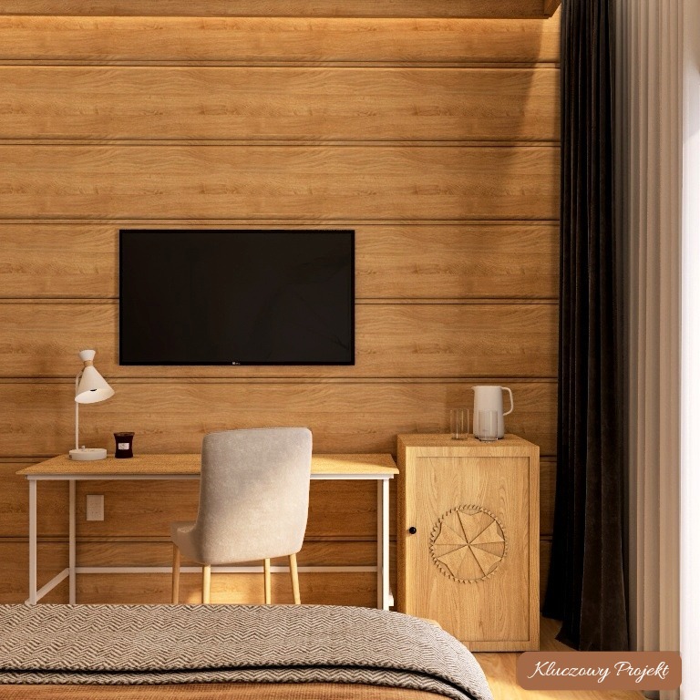 Drewniana ściana z telewizorem, biurko z lampką i krzesłem, szafka z dzbankiem. Nowoczesne wnętrze z elementami rustykalnymi i zasłonami.