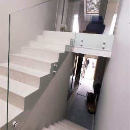 Balustrada szklana na rotulach