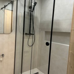 J&A MANAGER GROUP SPÓŁKA Z OGRANICZONĄ ODPOWIEDZIALNOŚCIĄ - Kabina z systemem przesuwnym