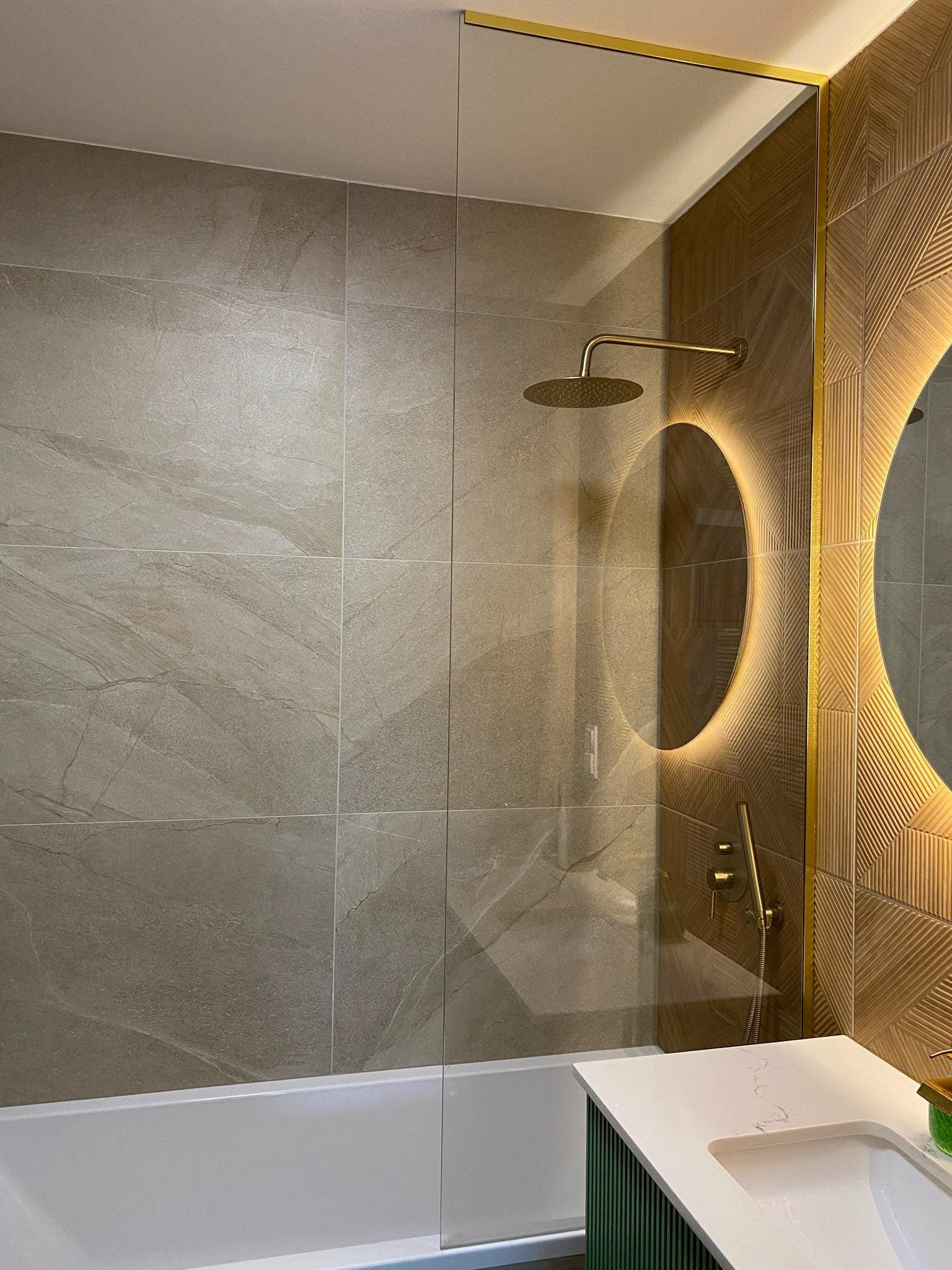 Parawan nawannowy ze szkła 8mm, okucia mosiądz szczotkowany