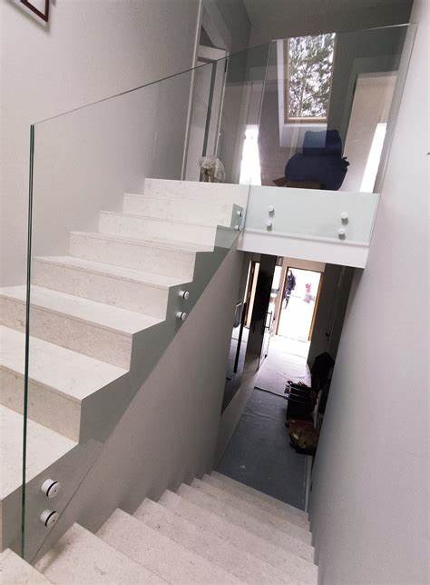 Balustrada szklana na rotulach