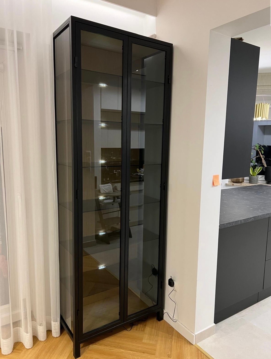 Gablota ze szkła grafitowego