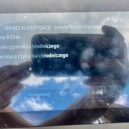 Mechanika Samochodowa SZYNALIK Damian Szynalik - Ekran urządzenia do serwisu klimatyzacji z widocznymi parametrami czynnika chłodniczego: stężenie R134a, ciśnienie i temperatura. Widoczne opcje 'Kontynuuj' i 'Dalej'.