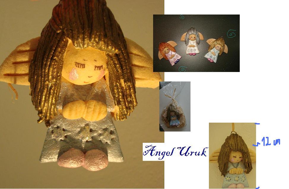 Ręcznie robiona figurka anioła z gliny z brokatem, na kolażu z innymi aniołkami, prezentowana jako element kosza prezentowego.