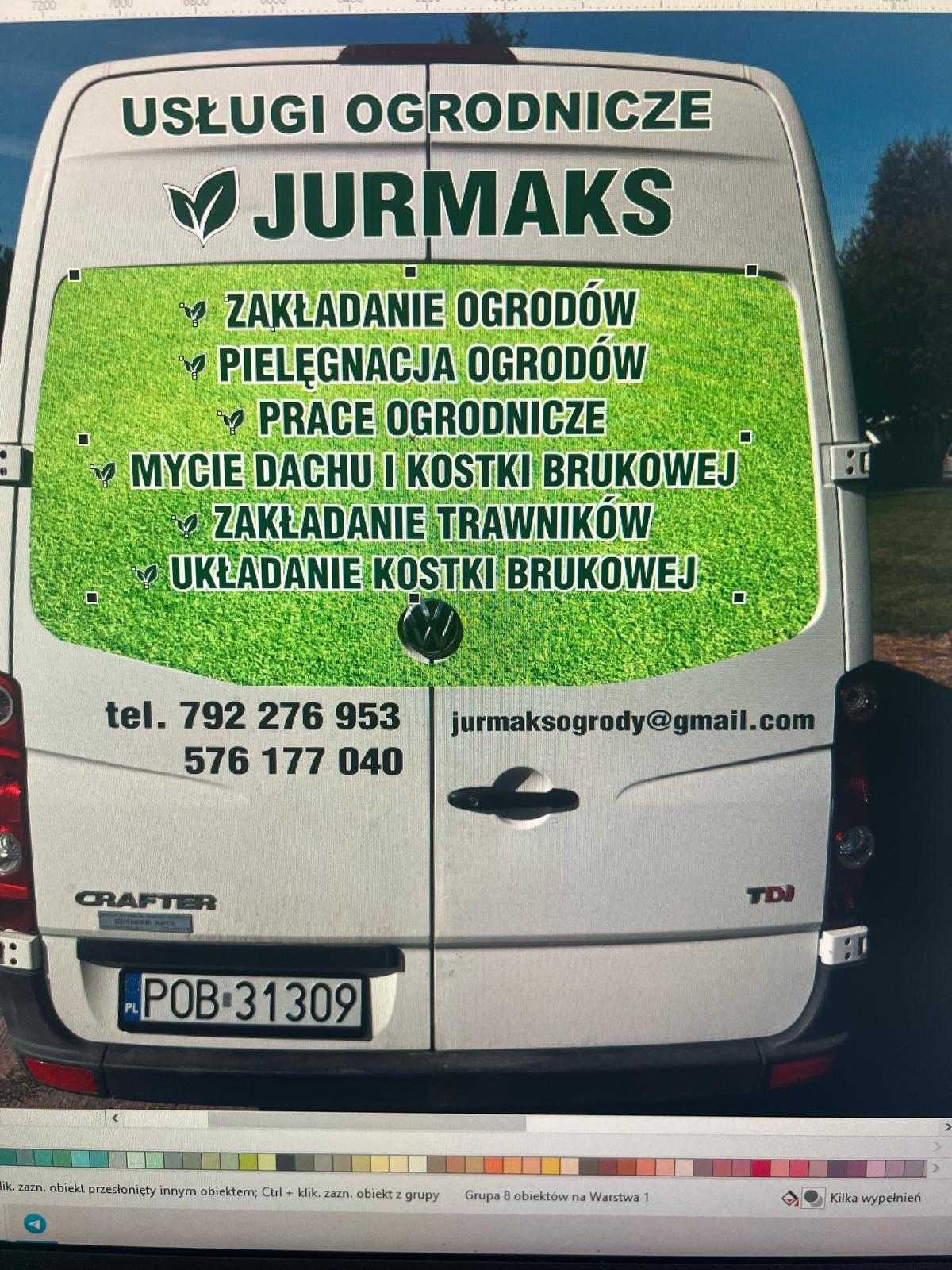 Tył białego busa z reklamą usług ogrodniczych Jurmaks: zakładanie ogrodów, pielęgnacja, mycie kostki, trawniki, kostka brukowa. Numery telefonów i adres e-mail.