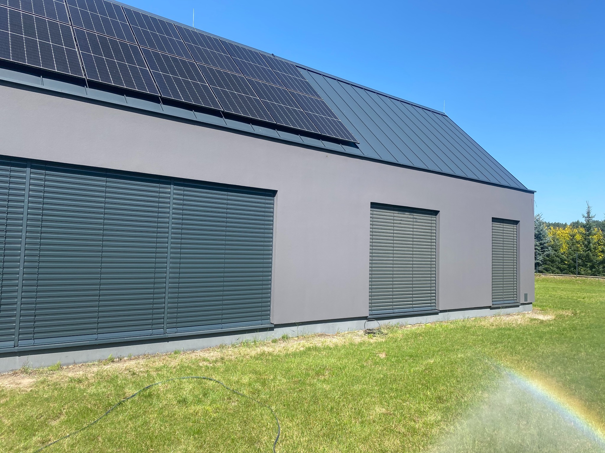 Po lewej umyte rolety