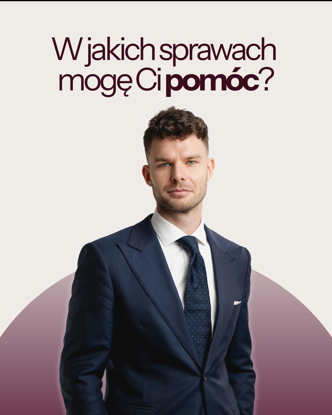 Portret młodego prawnika w granatowym garniturze, z pytaniem 'W jakich sprawach mogę Ci pomóc?' nad głową, na jasnym tle z fioletowym akcentem.