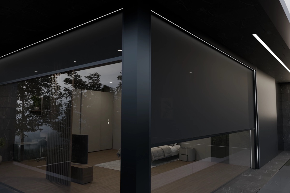 Nowoczesna zabudowa balkonu z czarnymi roletami i szklaną balustradą. Minimalistyczny design z oświetleniem LED. Widok na wnętrze mieszkania.