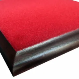 Czerwony flok na drewnianej podstawie z zaokrąglonymi krawędziami, wykonany przez firmę z Wołomina.