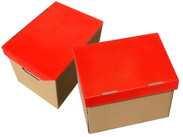 Dwa kartonowe pudełka z czerwonym flokowanym wykończeniem pokrywek, ustawione pod kątem na białym tle.