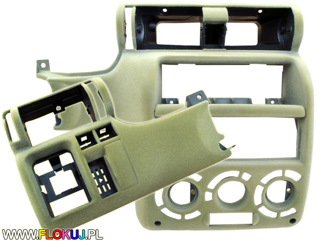 Elementy deski rozdzielczej samochodu po procesie flokowania, widoczne struktura i kolor floku, detale wykończenia.