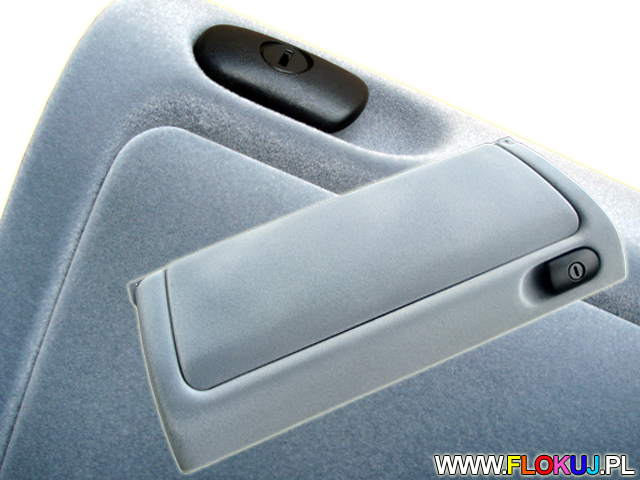 Flokowane wnętrze schowka w drzwiach samochodu, jasnoniebieski welur, widoczny zamek i faktura materiału.