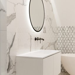 STARMACH STUDIO KAROLINA SMOTER-STARMACH - Nowoczesna łazienka w bieli z marmurowymi płytkami, okrągłym lustrem z podświetleniem i minimalistyczną szafką pod umywalką. Widoczny fragment wanny.