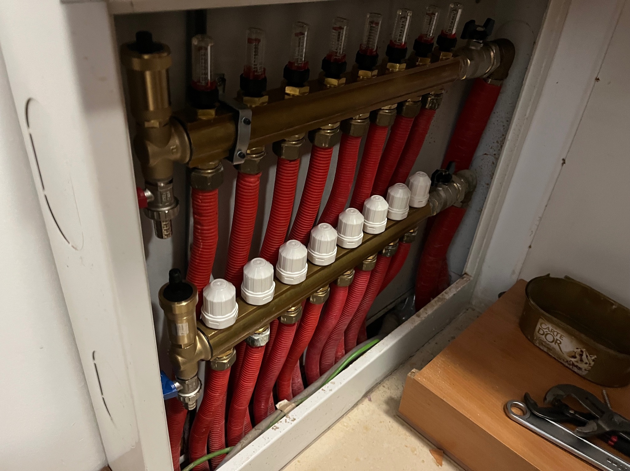 Wymiana starych rozdzielaczy ogrzewania podłogowego.