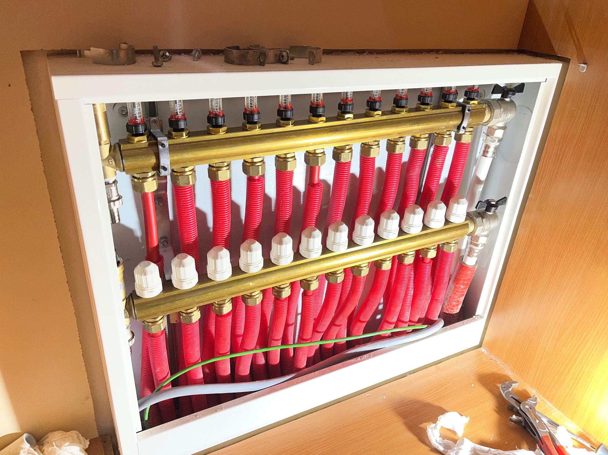 Wymiana starego rozdzielacza ogrzewania podłogowego