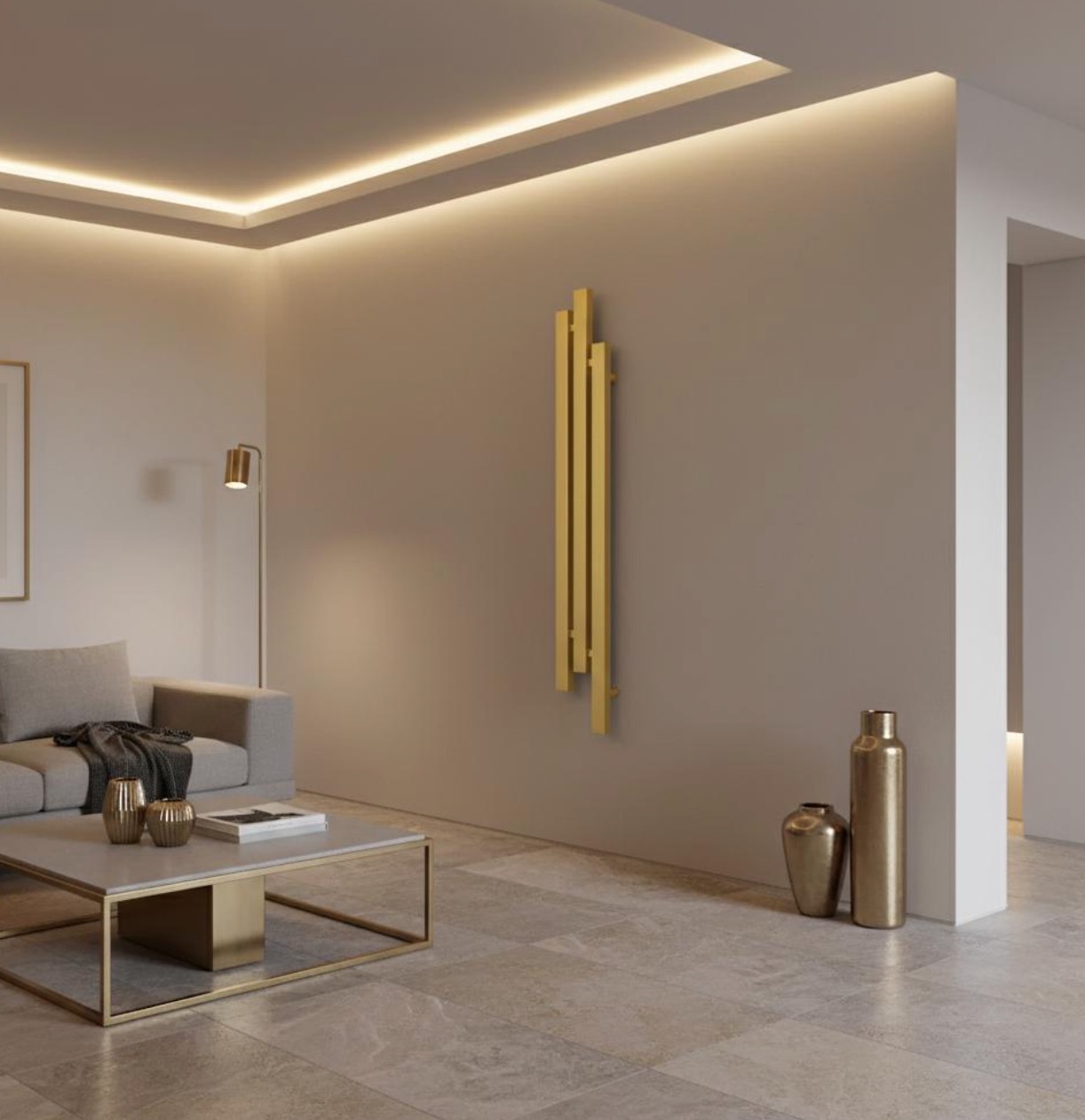 Złoty, dekoracyjny grzejnik pionowy na ścianie w salonie z oświetleniem LED. Nowoczesny design, minimalistyczne wnętrze z szarą sofą i stolikiem kawowym.