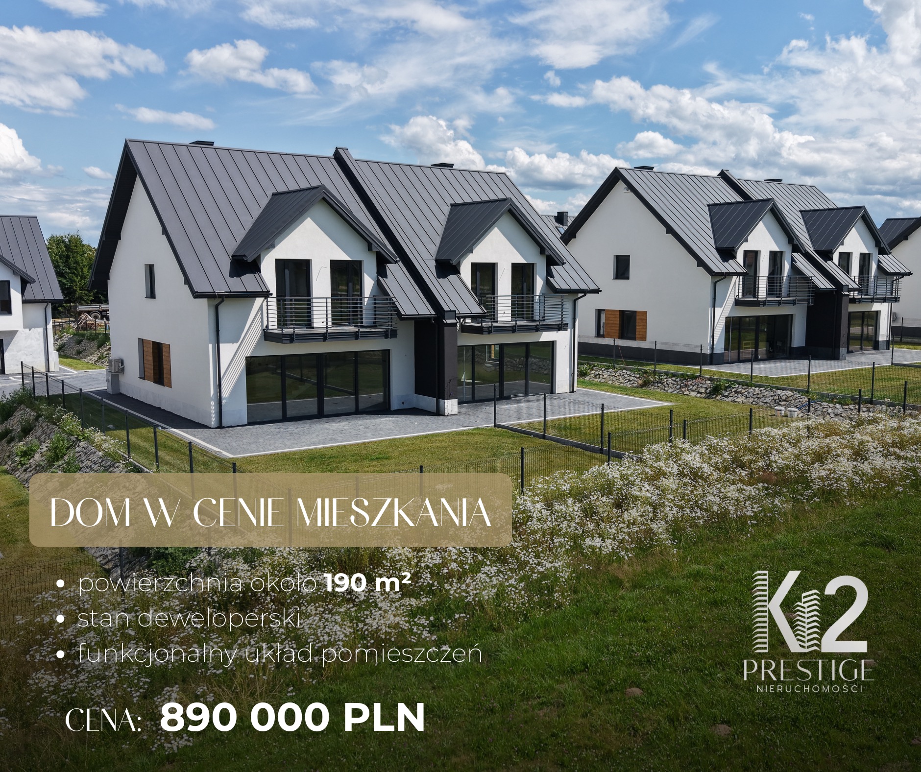 Szereg domów w stanie deweloperskim z grafitowymi dachami i białymi elewacjami, z balkonami i dużymi oknami, otoczonych zielenią. Reklama z ceną i logo firmy.