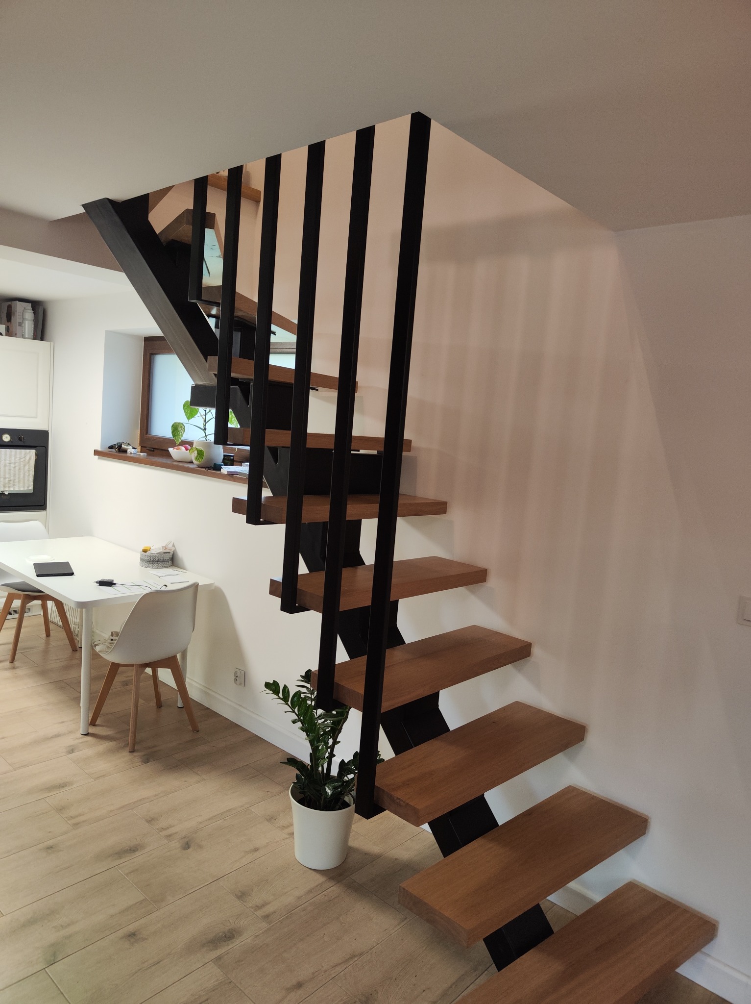 Schody metalowe na pojedynczej belce z balustradą, stopnie dębowe grubość 55mm, malowanie RAL 9005 mat