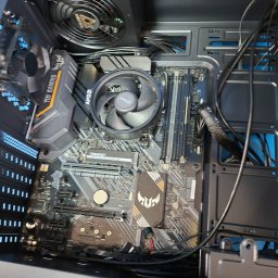 Składanie komputera na zamówienie: montaż podzespołów, cable management i testy stabilności. Konfiguracja sterowników i przygotowanie PC do pracy lub grania. Wycena indywidualna.