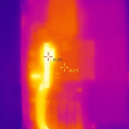 Termowizja spodu laptopa pozwala od razu namierzyć gorące punkty i przegrzewające się sekcje. To najszybsza droga do wykrycia problemu bez zgadywania i bez niepotrzebnych kosztów. Diagnoza i wycena indywidualna po weryfikacji.