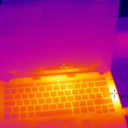 Termowizyjna kontrola temperatur na obudowie i klawiaturze. Szybko widać, czy laptop grzeje się „normalnie”, czy potrzebuje serwisu chłodzenia zanim zacznie zwalniać lub się wyłączać. Diagnoza i wycena indywidualna po weryfikacji.