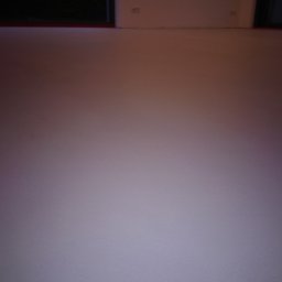 Petro Tychkovskyi - Gładka, jasna posadzka w pomieszczeniu z widocznymi gniazdkami elektrycznymi przy ścianie. Minimalistyczne wykończenie podłogi w neutralnej kolorystyce.