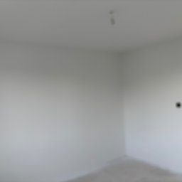 JAKBUD Usługi Budowlane Jakub Soszka - Wnętrze pokoju po malowaniu na biało, widoczne świeżo pomalowane ściany i futryna drzwi. Minimalistyczny wystrój, surowe wykończenie.