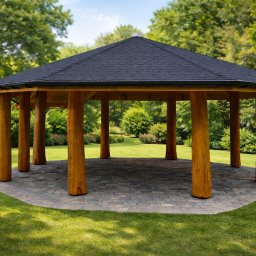 Altana kopertowa z orynnowaniem pokryta gontem bitumicznym. 