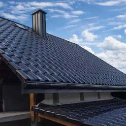 Więźba oraz pokrycie dachowe dachówką ceramiczną - dach dwuspadowy wraz z garażem. 