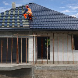 Pokrycie dachu kopertowego dachówką ceramiczną wraz z orynnowaniem. 