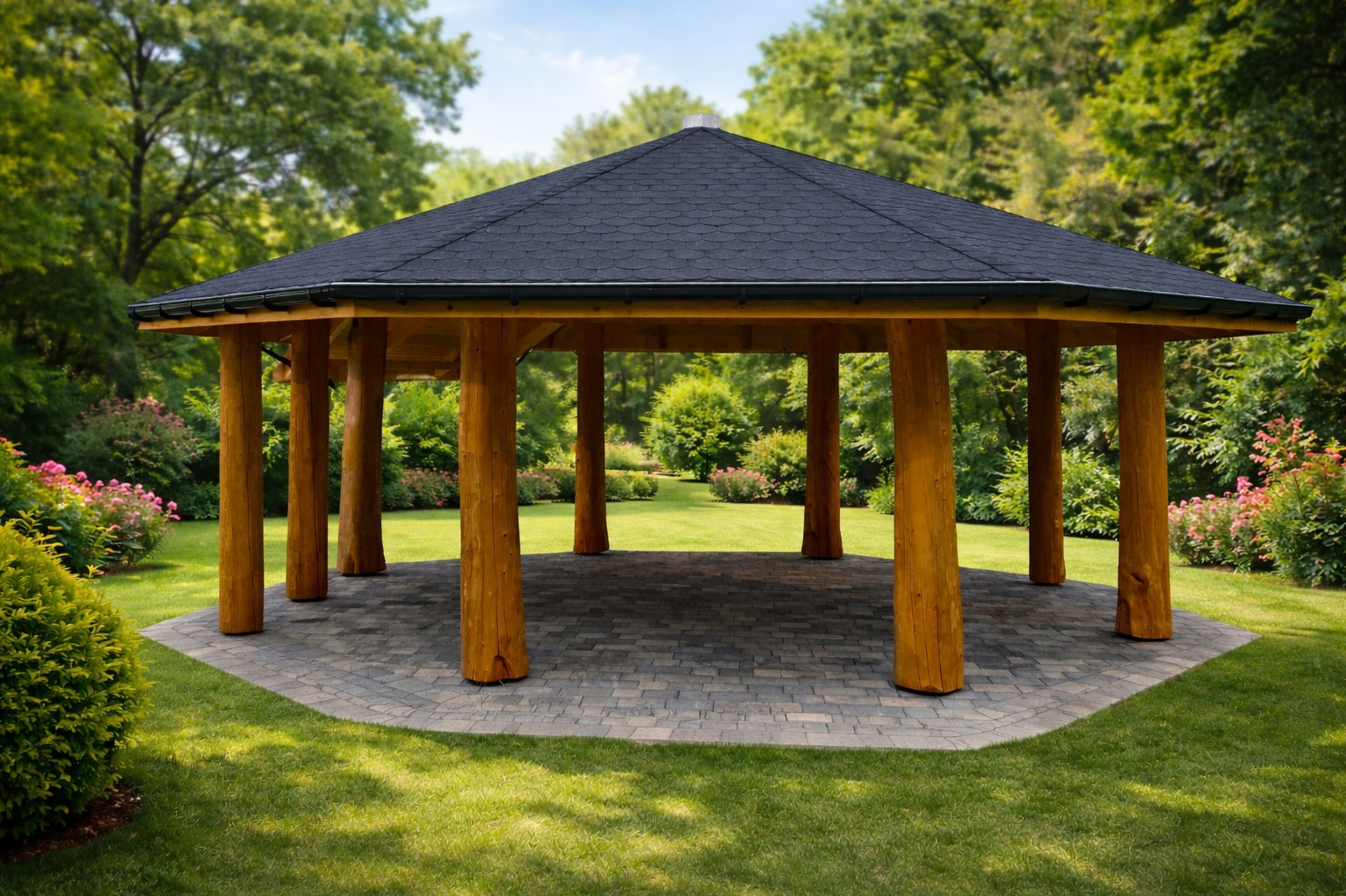 Altana kopertowa z orynnowaniem pokryta gontem bitumicznym.