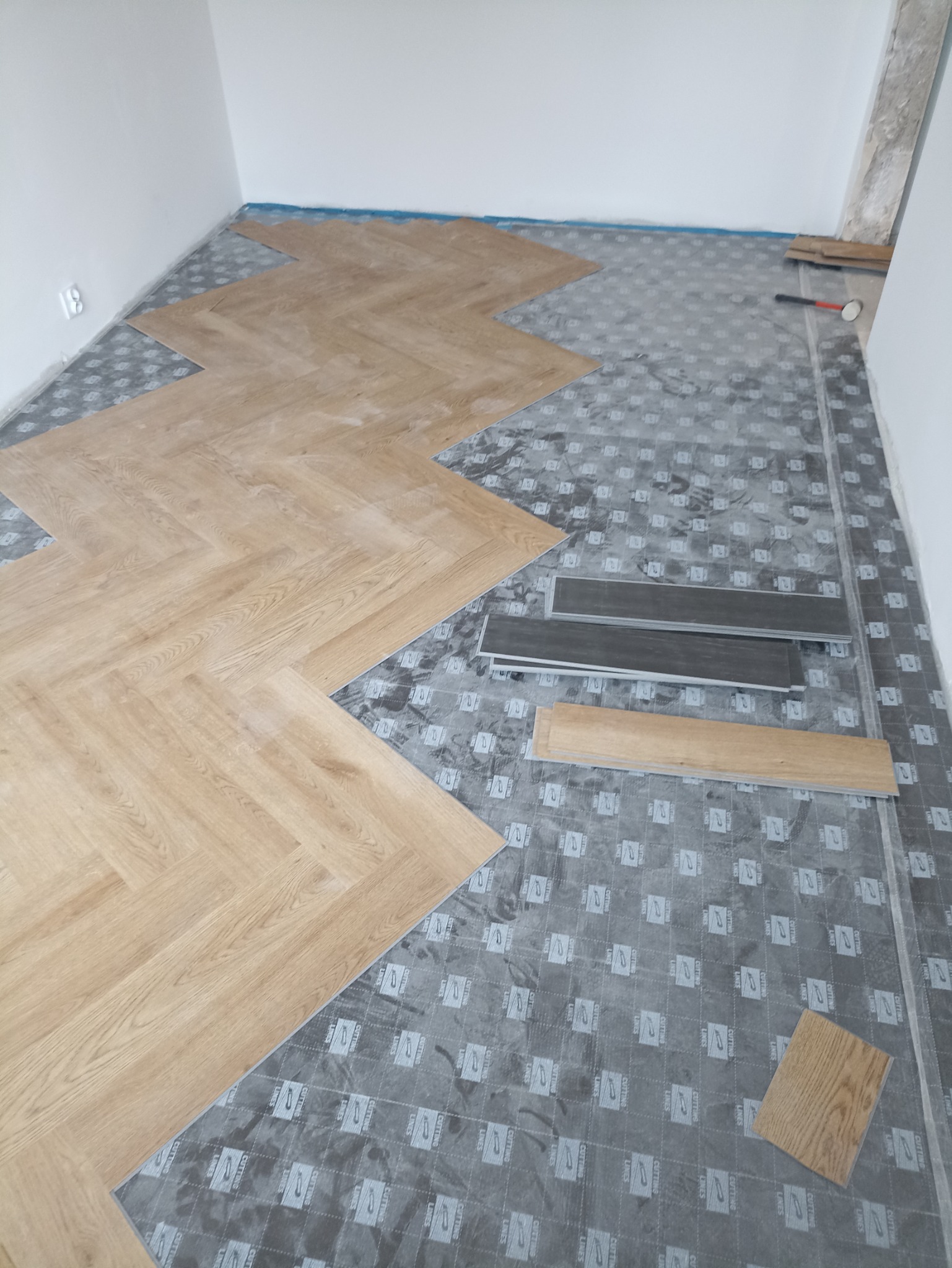 Panele winylowe w jodełkę z typem A i B