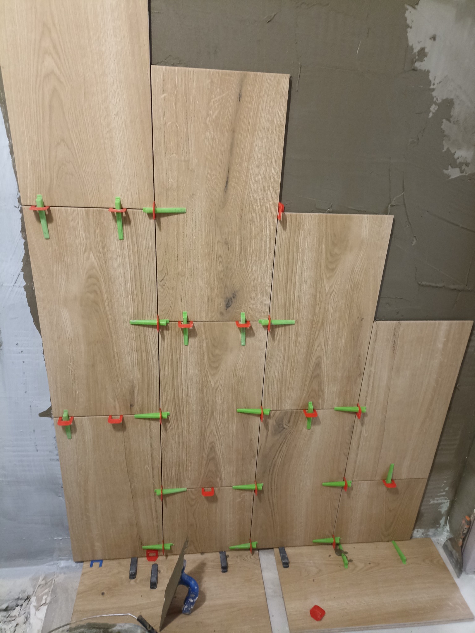 płytki układane w kabinie prysznicowej na cegielke