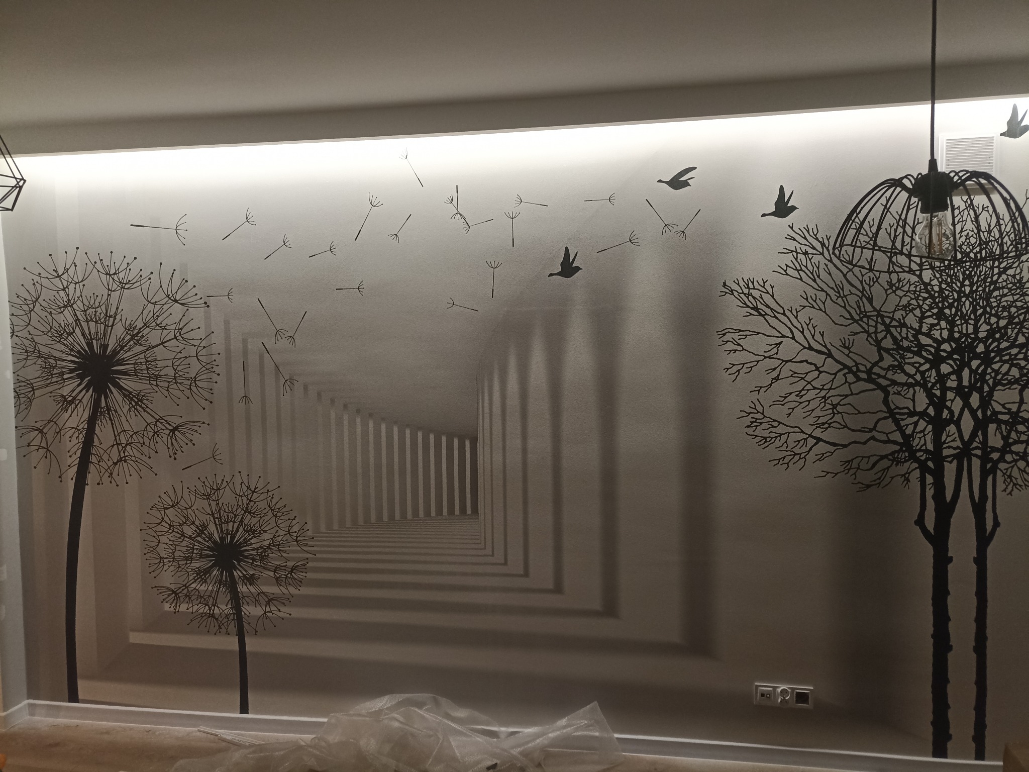 Ściana z fototapetą: iluzja tunelu, dmuchawce i ptaki w locie. Nowoczesne wykończenie wnętrza z oświetleniem LED podsufitowym i dekoracyjną lampą.