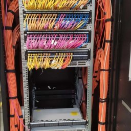 Jesteśmy doświadczonym zespołem który swoje doświadczenie zdobył pracując przy nie jednej szafie, mniejszej czy większej. Nasze doświadczenie nie wywodzi się z poradników w serwisie YouTube ale z praktyki i posiadanej wiedzy.