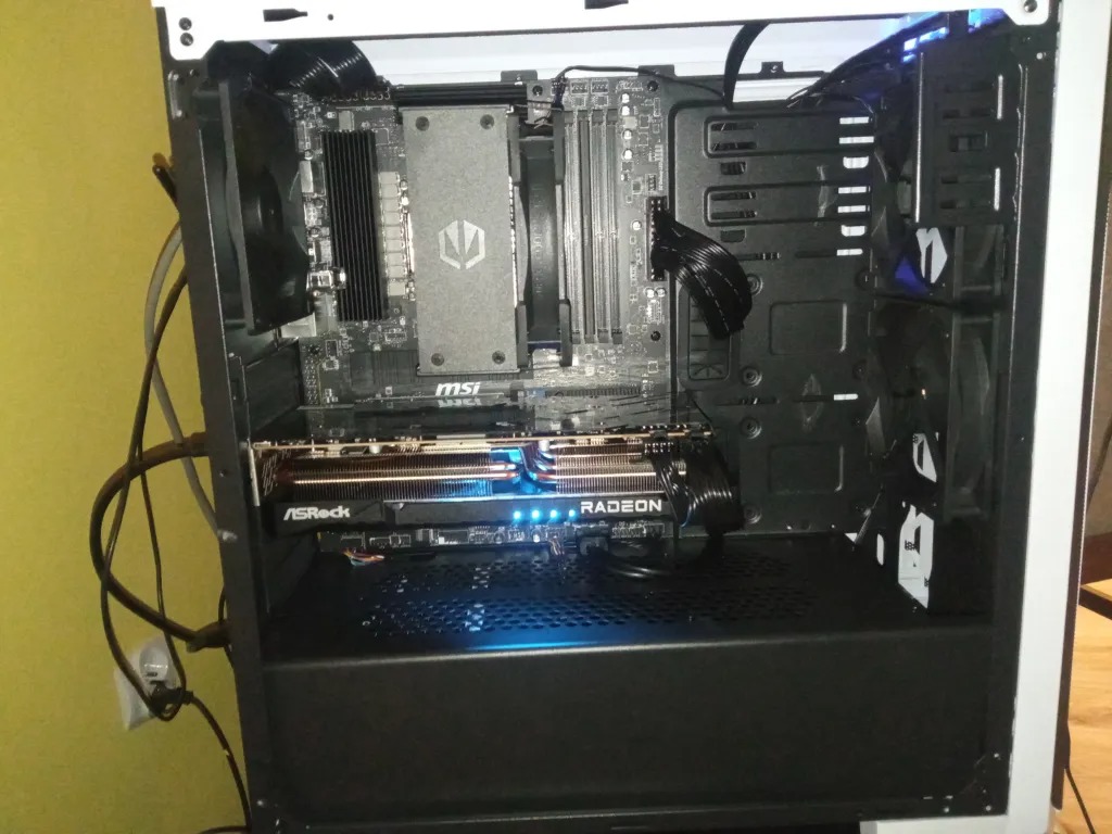Wnętrze złożonego komputera stacjonarnego z płytą główną MSI, kartą graficzną Radeon i chłodzeniem procesora Endorfy, widoczne kable i podświetlenie LED.